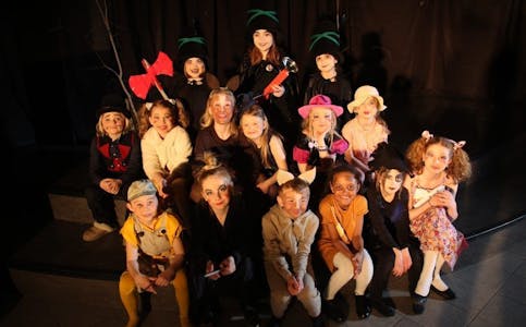 FØRSTE FORESTILLING: 15 barn fra Ammerud og Rødtvet har siden i fjor høst tatt steget inn i teatrets verden og øvd på forestillingen som er basert på barneboken «De tre røverne». Foto: