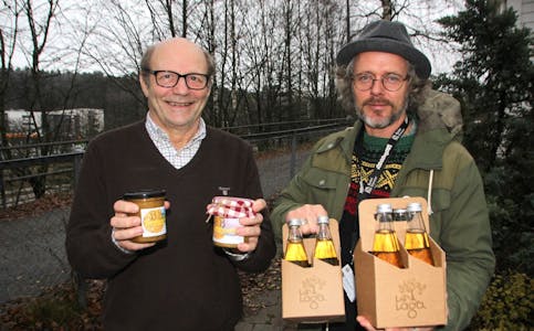 HONNING OG EPLEMOST: President Anders Bjørnsen i Grorud Lions og Åsmund Gylder i Líf Laga tar med honning og eplemost til helgens marked. Foto: