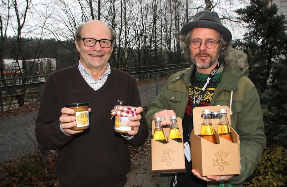 HONNING OG EPLEMOST: President Anders Bjørnsen i Grorud Lions og Åsmund Gylder i Líf Laga tar med honning og eplemost til helgens marked. Foto: