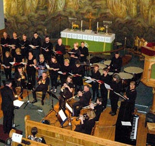 BEGEISTRET: Etter applausen å dømme falt konserten med orkester og kammerkor i Grorud kirke i god smak! Foto: