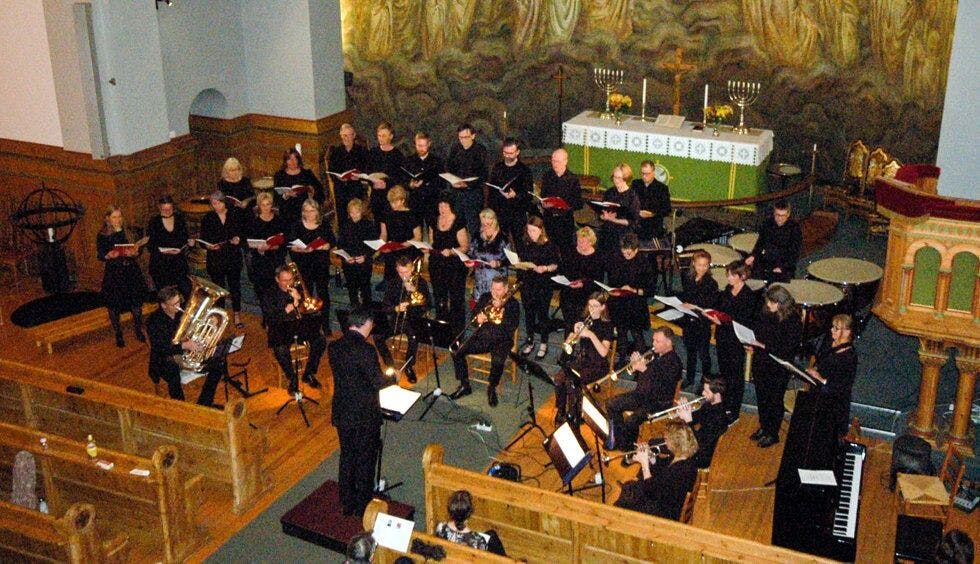 BEGEISTRET: Etter applausen å dømme falt konserten med orkester og kammerkor i Grorud kirke i god smak! Foto: