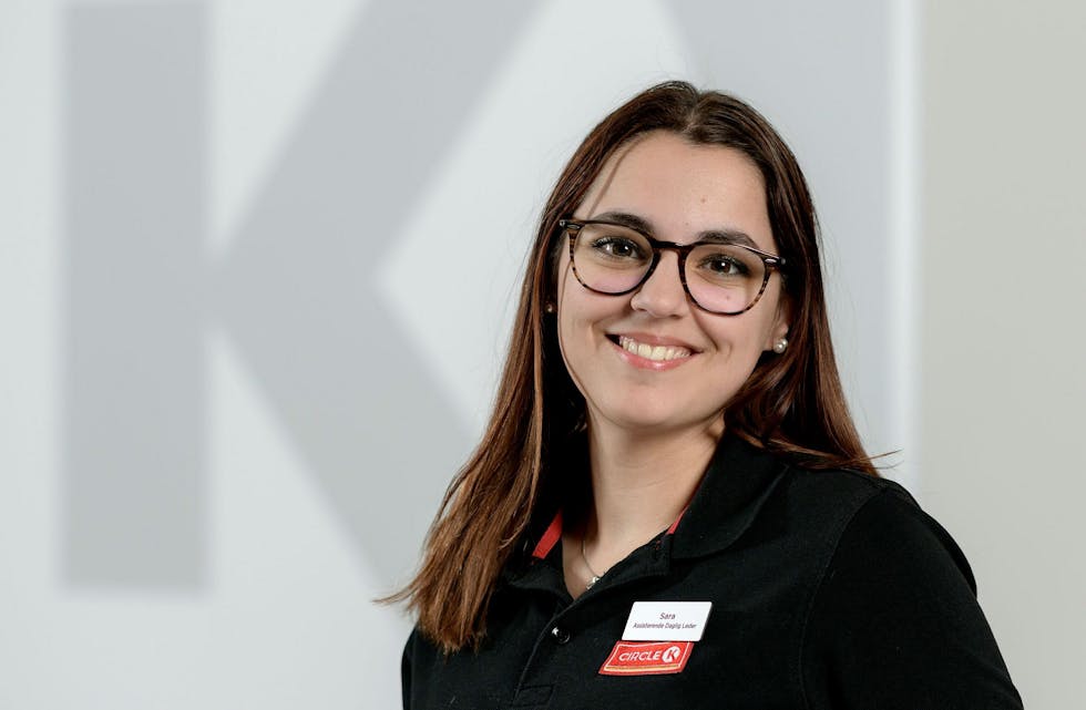 TRANGT NÅLØYE: Sara Larsen (25) er assisterende daglig leder hos Circle K Økern. Nå har hun kommet inn i lederprogrammet til kjeden og får utvikle seg enda mer. Foto: Terje Borud