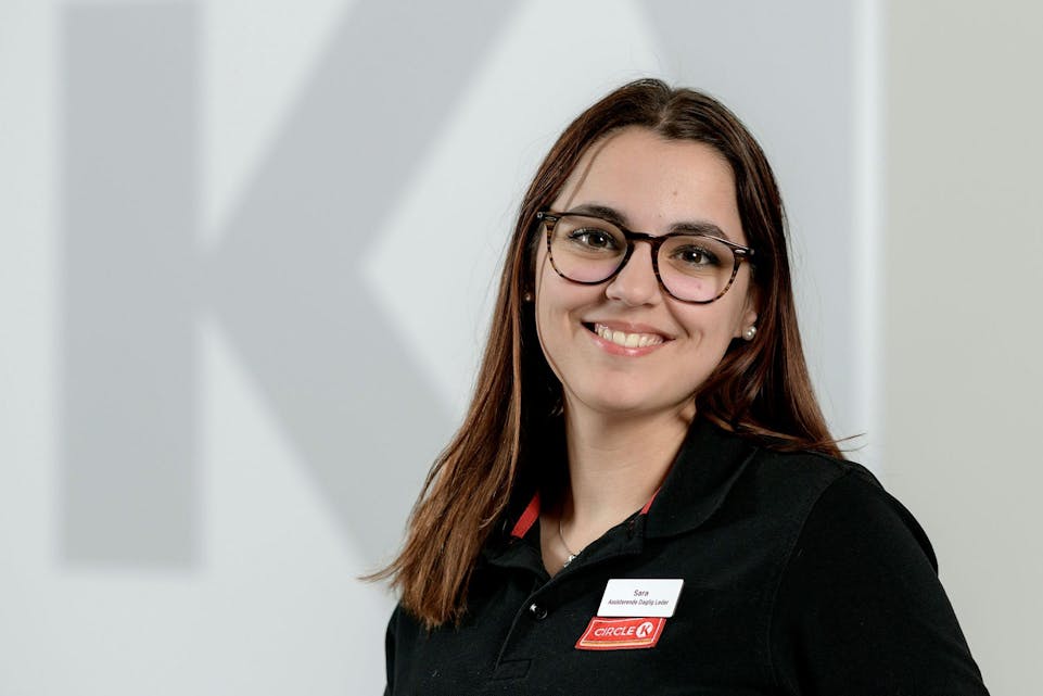 TRANGT NÅLØYE: Sara Larsen (25) er assisterende daglig leder hos Circle K Økern. Nå har hun kommet inn i lederprogrammet til kjeden og får utvikle seg enda mer. Foto: Terje Borud