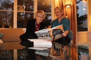 HISTORIE I BARNEBOKFORM: Anne Ellingsen (t.h.) og Ingrid Valle Ellingsen kan endelig bla i Kari Wulff og resten av Finnmarks-barnas historie. Foto:
