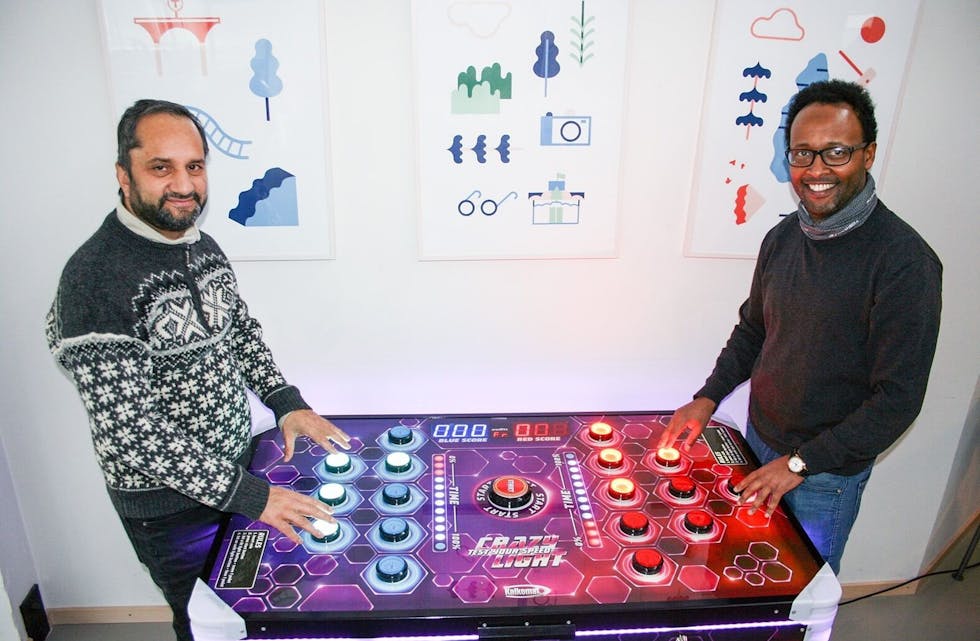 ENDELIG KLARSIGNAL: Seksjonsleder i Bydel Grorud Habib Tahir (t.v.) og leder ved Raven Romsås Shuayb Yassin Mohammed gleder seg til å kunne ha aktiviteter innendørs. De er glade for at barn og unge prioriteres først når det er snakk om lettelser. Foto: