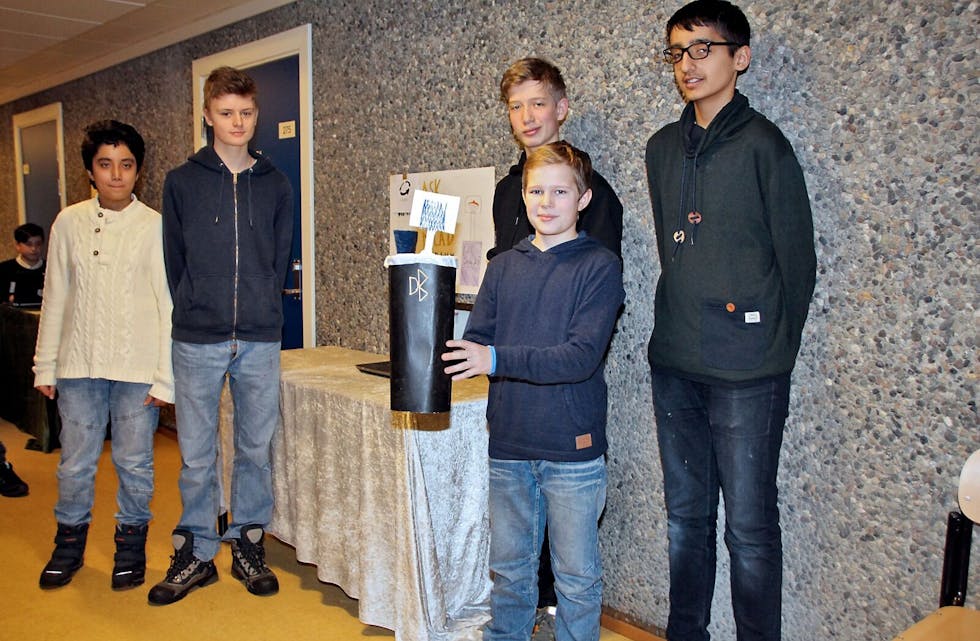 TEKNOLOGI I PRAKSIS: Ask (13), Jonas (14), Milad (13), William (13) og Amarjot (13) viser stolt frem sin kreative søppelbøtte. Foto: