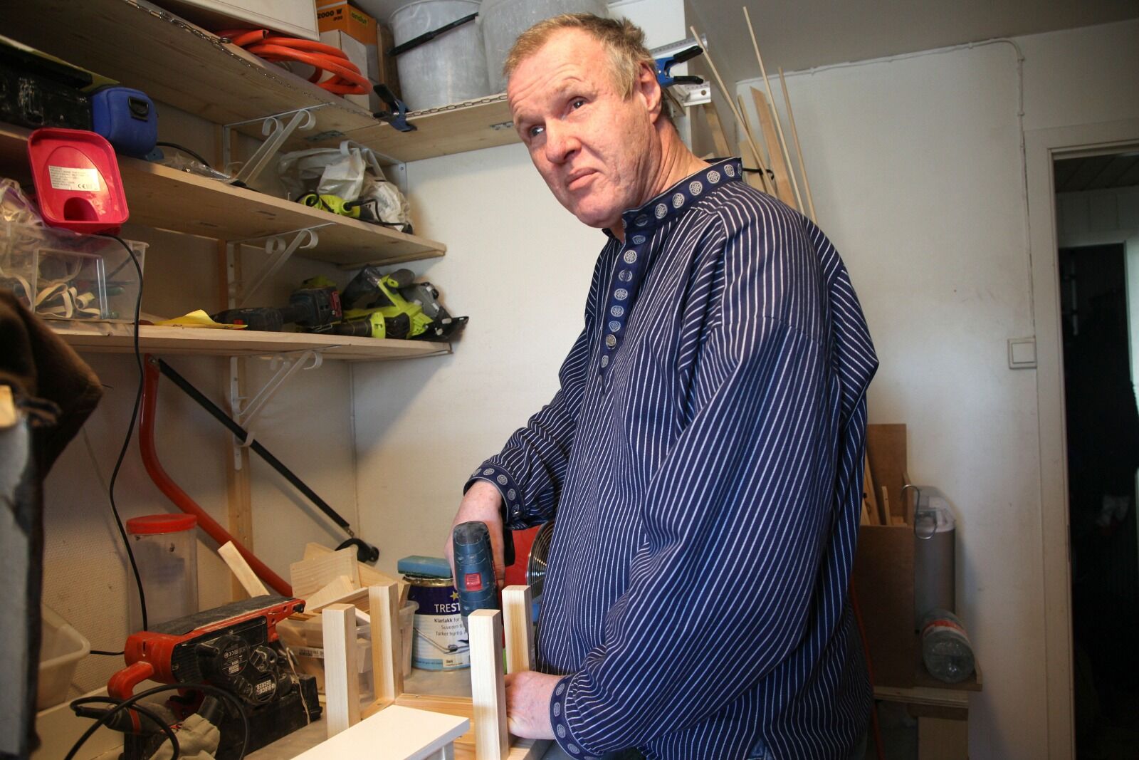 – JEG LIKER Å BRUKE HENDENE: Johnny Bustenskjold setter ingen begresninger for seg selv, selvom han er blind. Foto: