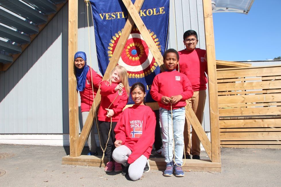 RØD FLAGGBORG: Emilie (foran t.v., 6), Danica (11), William (7), Nawal (bak t.v.,12) og Haris (12) er klare for å gjøre Vestli tydelig i sentrums barnetog. Foto: