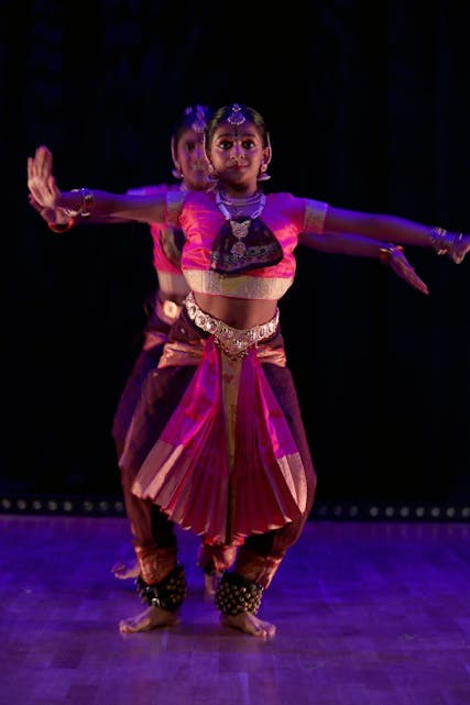 TIL TOPPS: Saphana Mani og Priyethi Tharma Vannan gik helt til topps under den første store koreografikonkurransen for hele Groruddalen. De vant med koreografi innen dansearten bharathanatyam. Foto: