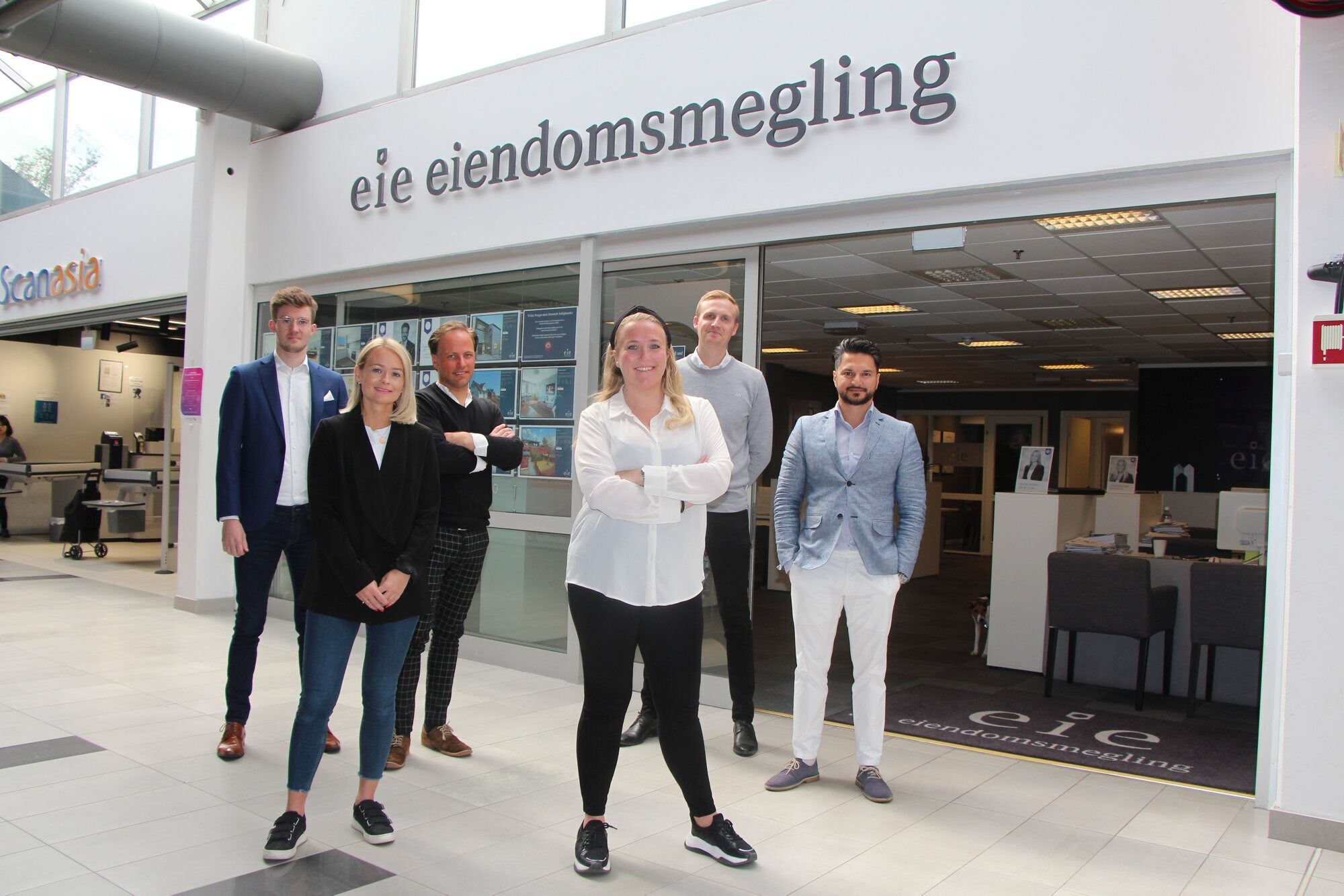 EIE EIENDOMSMEGLING STOVNER: Daglig leder Camilla Therese Schrøder er henrykt over resultatene fra Norsk Kundebarometer 2020, og legger til at hun ønsker kunder velkommen til en hyggelig boligprat dersom man skal selge eller kjøpe. Her med Sandra Nilssen, Henrik Holst Wang, Arne-T. Sogn, Daniel Berggren og Ali Hashmi. Foto: