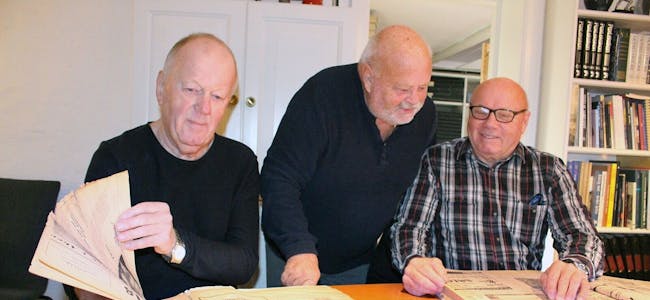 SJEKK HER’A: Willy Friis (f.v.), Per Jahr og Arild Haug fra Veitvet historiegruppe kjente på gåsehuden og minnene strømmet på da de bladde i arkivet til avishuset. Foto: