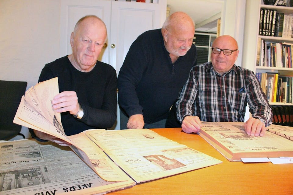 SJEKK HER’A: Willy Friis (f.v.), Per Jahr og Arild Haug fra Veitvet historiegruppe kjente på gåsehuden og minnene strømmet på da de bladde i arkivet til avishuset. Foto: