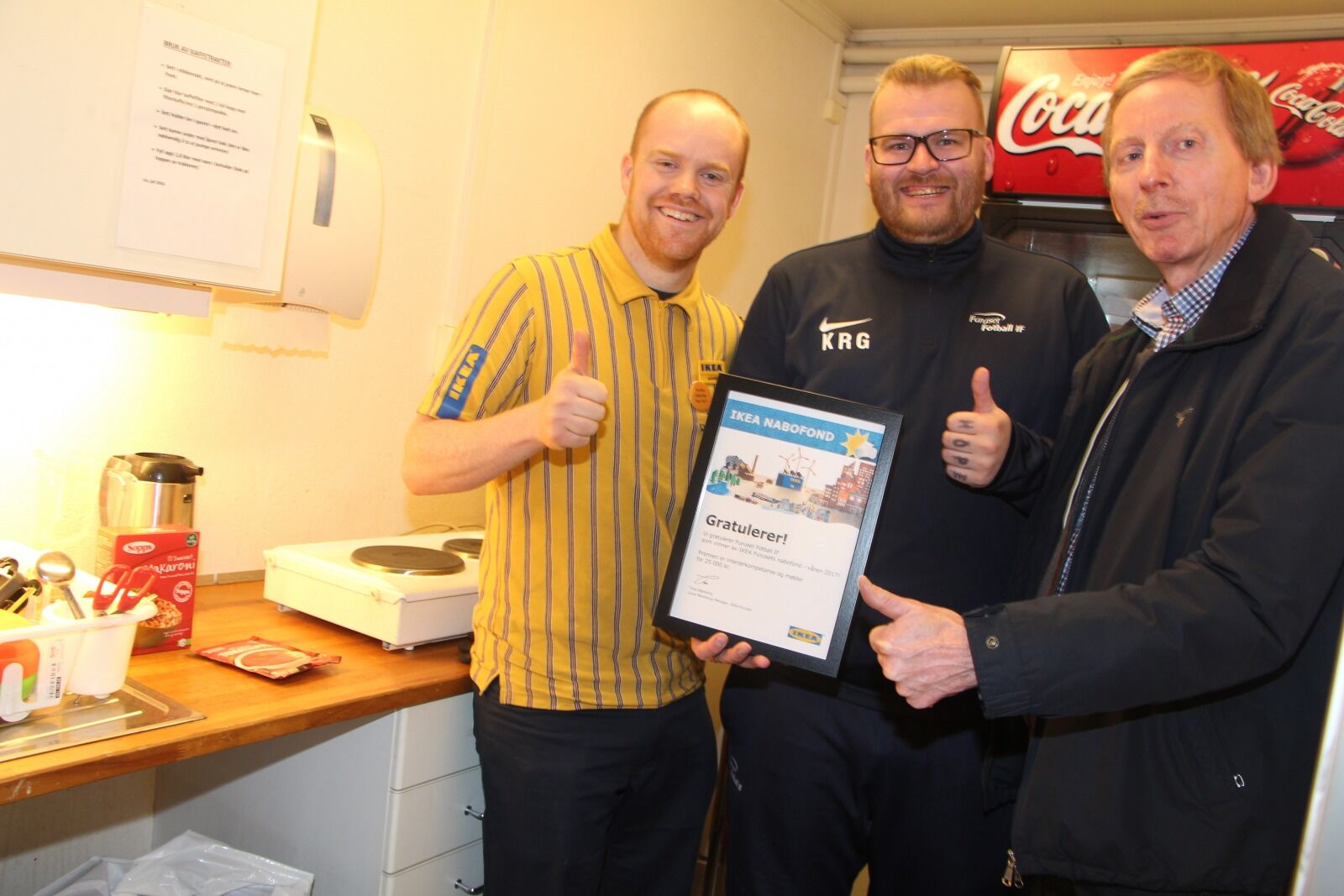 GLAD: Kent-Rune Grande (midten) ble veldig glad for overraskelsen om IKEA nabofond 2017 av Håvard Horpestad (t.v, IKEA) og Knut Røli fra Bydel Alna. Det er kjøkkenet som trenger en tydelig oppussing.  Foto: