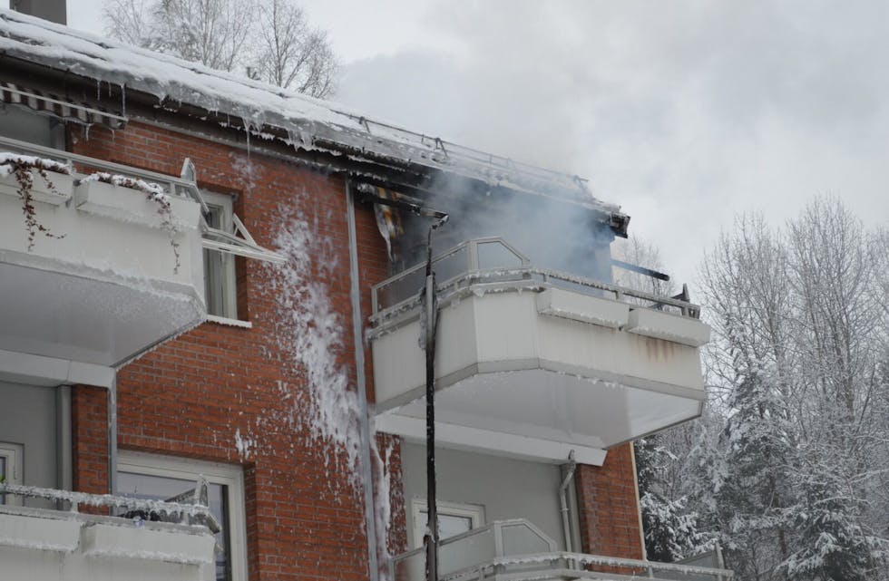 UTBRENT: Det kommer mye røyk ut av leiligheten hvor brannen skal ha startet mandag formiddag. Foto: