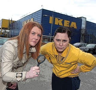 PÅSKEKRIM: Krimekspert Caroline Bremer og Tone Lill Bjørkeng ved IKEA Furuset har klart å løse årets krimgåte, men har du? Foto: