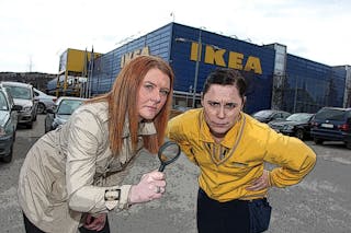 PÅSKEKRIM: Krimekspert Caroline Bremer og Tone Lill Bjørkeng ved IKEA Furuset har klart å løse årets krimgåte, men har du? Foto: