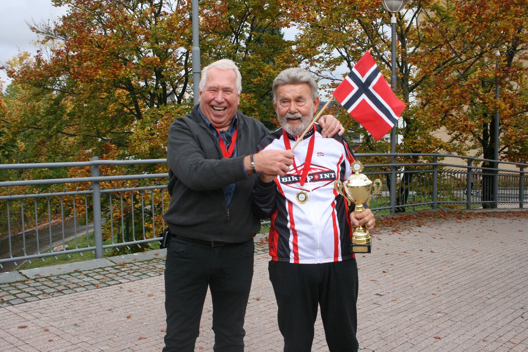 GODE KAMERATER: Svein Robert Throp (t.v.) måtte se seg slått av kamerat Frank Engebregtsen, tross skarp konkurranse dem i mellom. Foto: