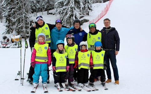 SKISKOLE: Lederen for skisenteret, Ole Edvard Stovner Weisæth (t.h), sammen med trenerne og skiskole-elevene. Foto:
