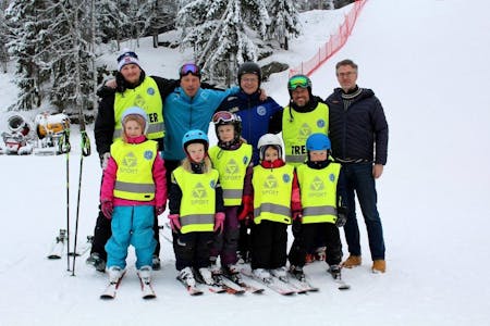 SKISKOLE: Lederen for skisenteret, Ole Edvard Stovner Weisæth (t.h), sammen med trenerne og skiskole-elevene. Foto: