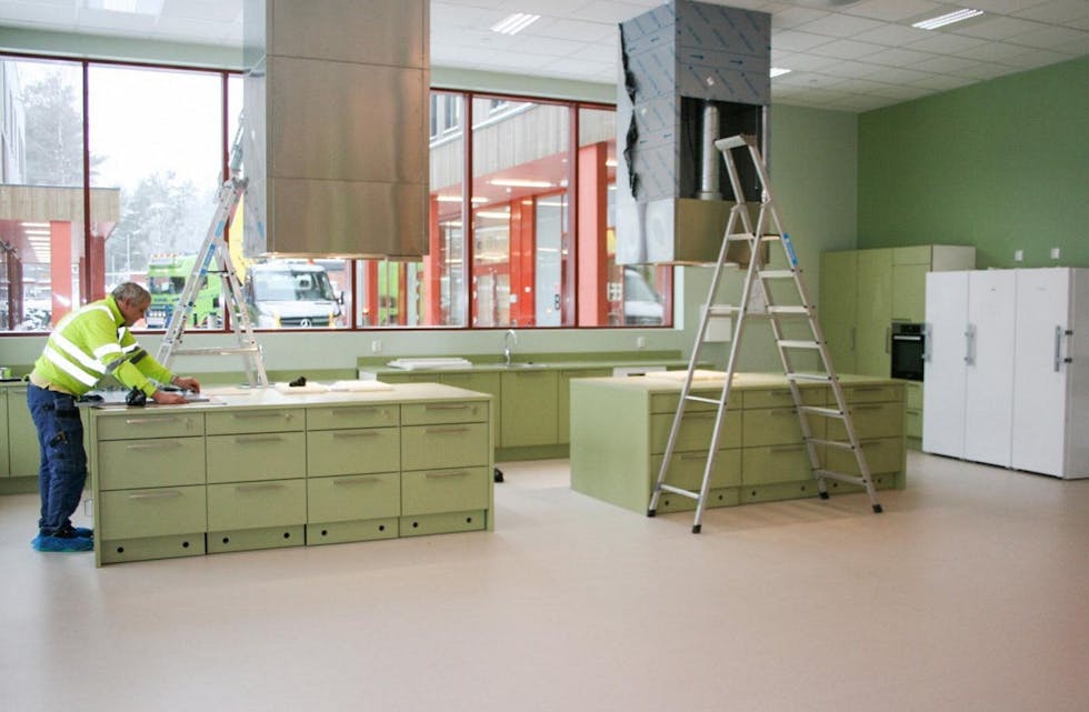 SISTE FINPUSS: AKS får åpent kjøkken, der elevene kan hjelpe til med matlagingen. Grønt er en av hovedfargene på nye Vestli skole. Foto: