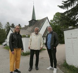 JUBILERENDE KIRKE: Elin Lunde, Rolf E. Torbo og Roar Berg tok seg en mimretur rundt Høybråten kirke i forbindelse med at kirken nå fyller 90 år. Foto: Rolf E. Wulff