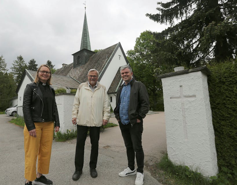 JUBILERENDE KIRKE: Elin Lunde, Rolf E. Torbo og Roar Berg tok seg en mimretur rundt Høybråten kirke i forbindelse med at kirken nå fyller 90 år. Foto: Rolf E. Wulff