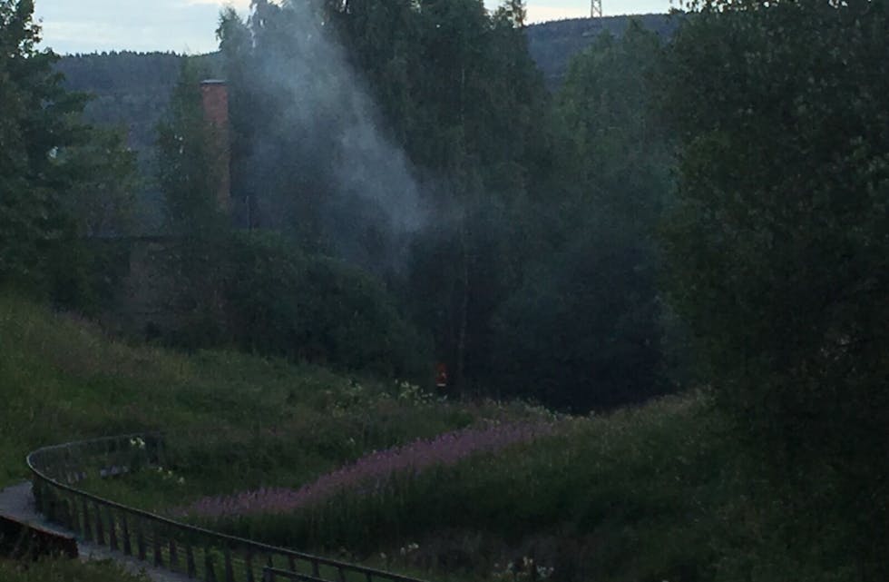 RØYKUTVIKLING: Det var i en bod bak Fyrhuset det begynte å brenne søndag kveld. Foto:
