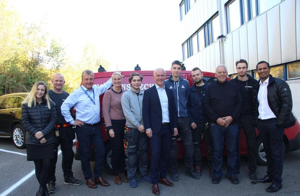 INSPIRERT: Jan Tore Sanner, her omkranset av en hel haug lærlinger, politikere og ansatte hos Ing. Hans Becker, håper de ekstra midlene i statsbudsjettet gjør at enda flere får seg lærlingeplass. Da er Rødtvet-firmaet til god inspirasjon. Foto: