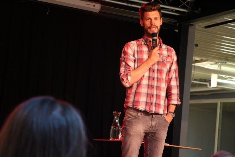 RASER: Rødts 1. kandidat Bjørnar Moxnes er ikke spesielt glad i det han kaller «velferdsprofitører» som han mener for eksempel utnytter barna i private barnehager. Det fikk han tydelig fram under et møte med egne velgere på Veitvet senter. Nå viser nye målinger at Rødt raser også forbi sperregrensa. Foto: