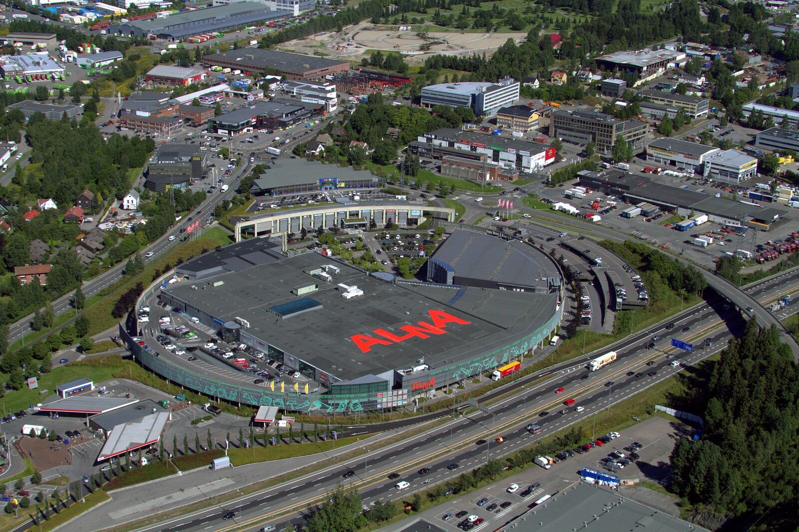 STOR OMSETNING: Alna senter har en butikkomsetning på rundt to milliarder kroner i året. Og nå er sentret solgt for to milliarder. Foto: Terje Løchen