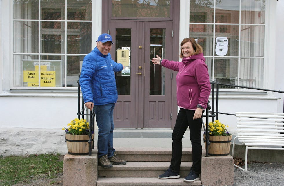 FULL RULLE MOT SOMMEREN: Gårdsbestyrer Carl-Fredrik Sandkroken-Olafsen (t.v.) og avtroppende leder i Tveten gårds venner, Marianne Helle, gleder seg til mange fine helger på gården fremover. Foto: Caroline Hammer