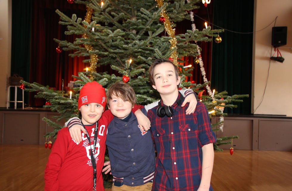 STORKOSER SEG: Tiåringene Håkon, Øystein og Jakob synes det er kult å være på juletrefest. Foto: