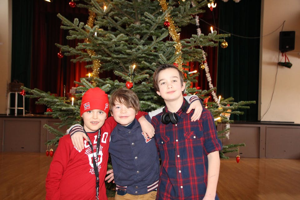 STORKOSER SEG: Tiåringene Håkon, Øystein og Jakob synes det er kult å være på juletrefest. Foto: