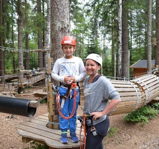 KLATREMORO: Leo (7) koste seg i Oslo klatrepark med familievennen Renate Røli.  Foto: