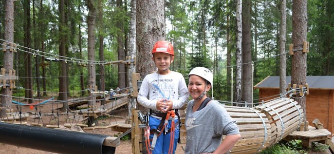 KLATREMORO: Leo (7) koste seg i Oslo klatrepark med familievennen Renate Røli.  Foto: