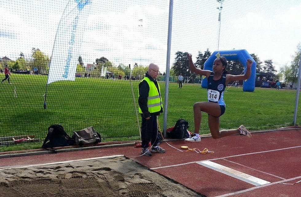 HOPPET LANGT: Saveetha hoppet hele 3.97 meter og bidro sterkt til at Vestli skole vant. (FOTO: HSIL Friidrett). Foto: