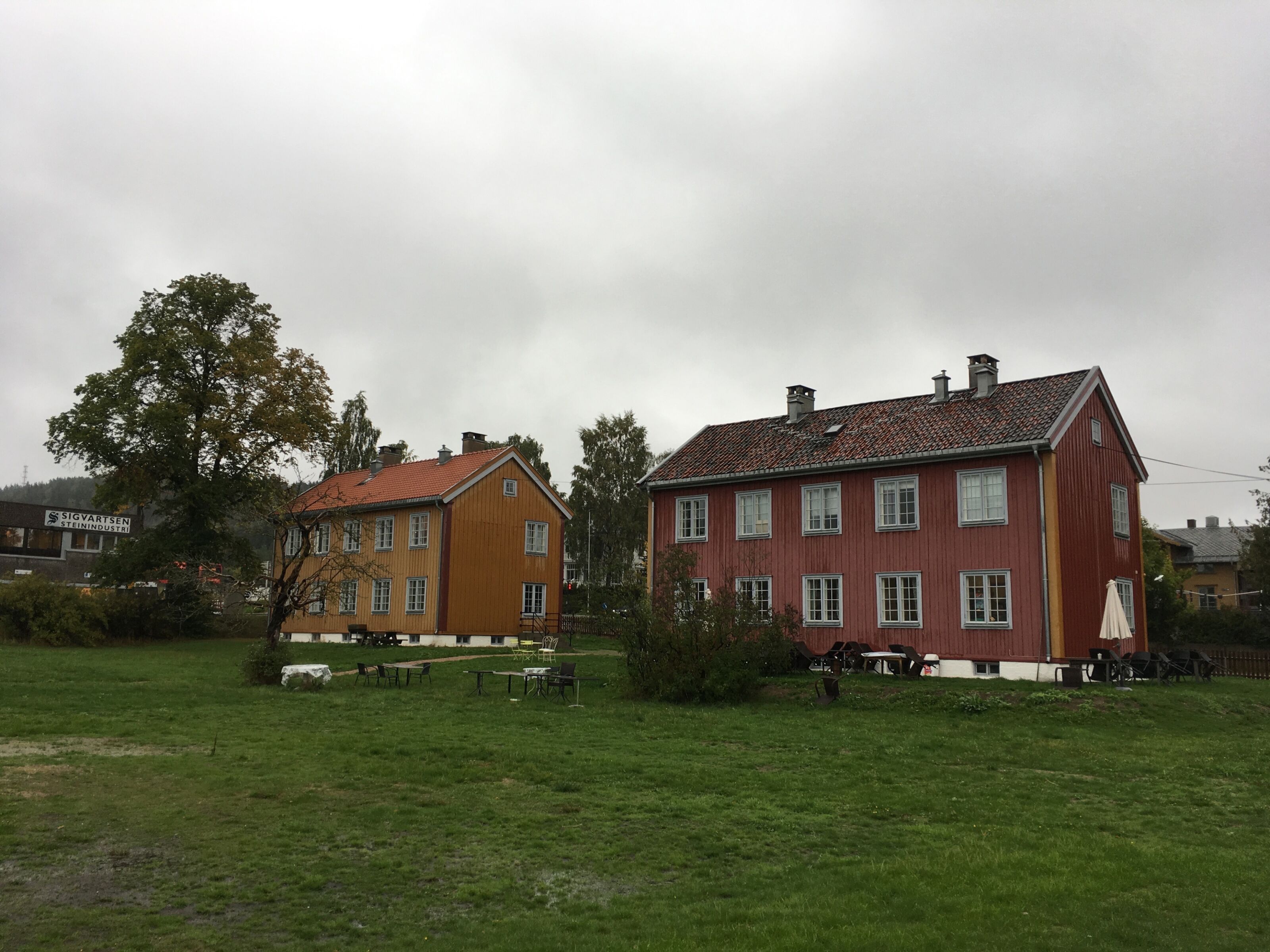 STRØK MED MALING: Nye malestrøk venter for både det røde og det gule huset i Grorudveien 3 og 5. Foto: