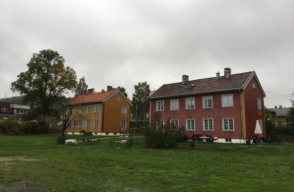 STRØK MED MALING: Nye malestrøk venter for både det røde og det gule huset i Grorudveien 3 og 5. Foto: