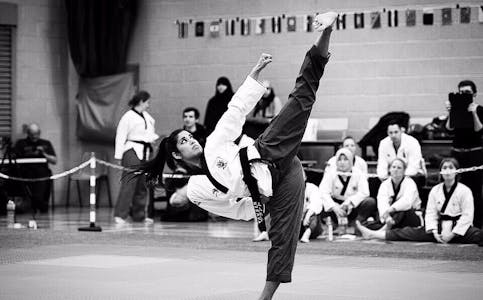 TIL TOPPS: Nina Bansal fra Tveita Taekwondoklubb gikk til topps i helgens EM som foregikk online. Foto: