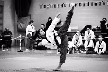 TIL TOPPS: Nina Bansal fra Tveita Taekwondoklubb gikk til topps i helgens EM som foregikk online. Foto: