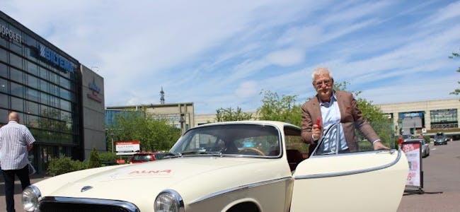 HENDA I VÆRET: Alnas Roger Moore, Hans Georg Helberg, viser stolt frem sin Volvo P1800s. Foto: