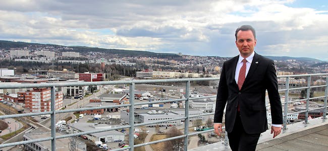 INGEN VOKSESMERTER: Byrådsleder Stian Berger Røsland (H) mener at byrådet har klekket ut en plan som gjør Oslo rustet til å takle befolkningsveksten. 27.000 nye boliger skal bygges bak ham her, i Hovinbyen. Foto:
