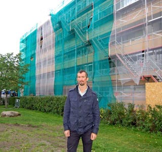 PÅ TROSTERUD: Thomas Huse foran en av blokkene i Fagerholt borettslag som snart er ferdig Foto: