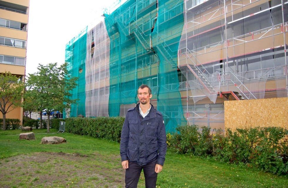 PÅ TROSTERUD: Thomas Huse foran en av blokkene i Fagerholt borettslag som snart er ferdig Foto:
