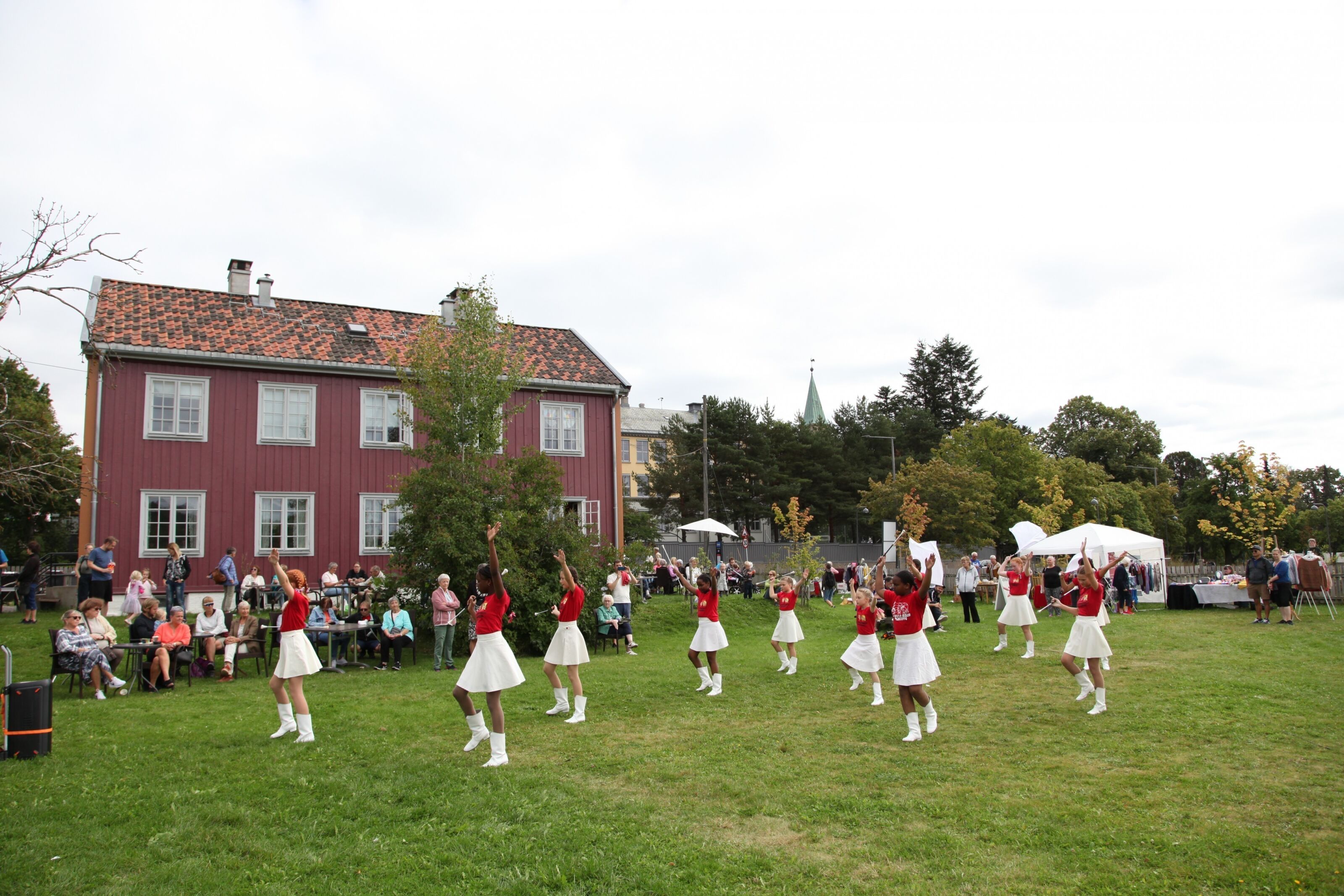STO FOR SHOW: Drilljentene fra Grorud satte stemningen med sin drilloppvisning, til glede for både store og små. Foto: Tom Evensen