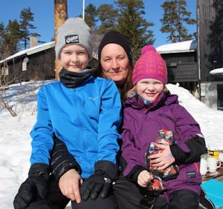 SOLRIK PÅSKE: Ivar (8), Ingvild Øgstad og Agnes (5) satte seg ned utenfor Linderudkollen sportsstue for å nye en vaffel i påskesola. Foto: