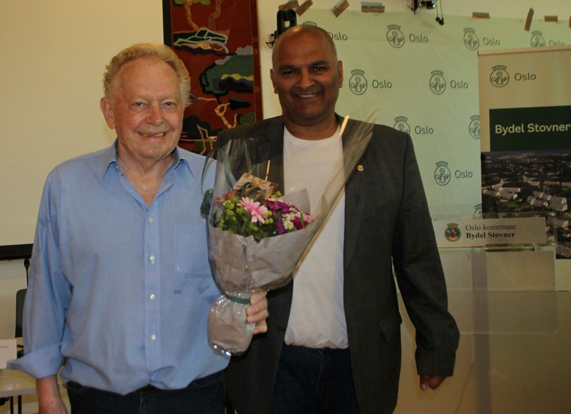 HEDRET FOR INNSATSEN: Arne Strand ble invitert til bydelssalen for å motta heder og ære. BU-leder Rashid Nawaz hadde så klart også en blomsterbukett på lur. Foto: Martine Myhre