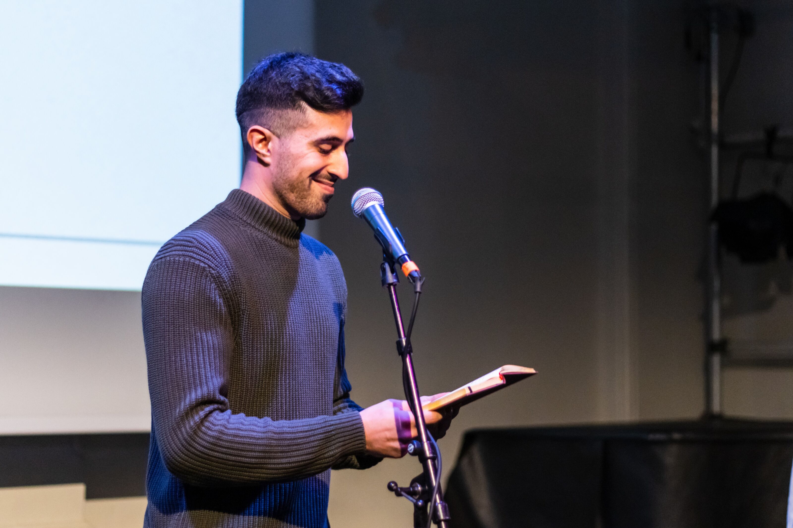 Jawad forklarer bokas innhold under lanseringen. Foto: Sajandan Rutthira