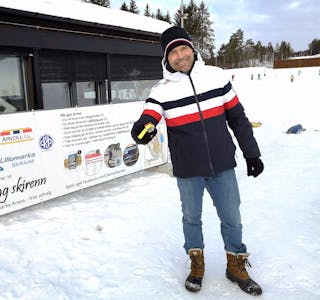 HÅPER MANGE VIL PRØVE SEG: Øyvind Mobakken fra Lillomarka Skiklubb demonstrerte selftimingssystemet for avisa tidligere denne uka. Han håper mange vil slenge seg på og prøve ut det nye systemet. Foto: