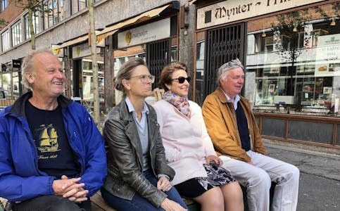PÅ BENKEN: Her sitter fra venstre Preben Winger, Tone Syrdalen Dovland fra Bymiljøetaten (BYM), eldrebyråd Tone Tellevik Dahl og Jens Helgebostad. Foto: